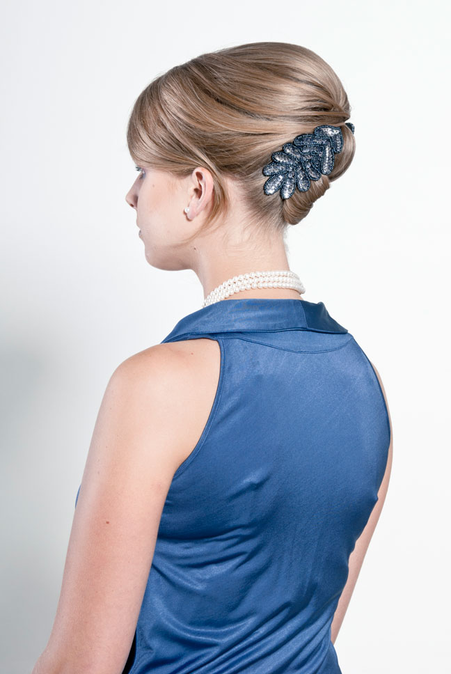 Modell mit klassisch gesteckter Hochsteckfrisur und dekorativem Accessoire – ideal für elegante Anlässe Modell mit klassisch gesteckter Hochsteckfrisur und dekorativem Accessoire – ideal für elegante Anlässe