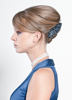 Modell mit klassisch gesteckter Hochsteckfrisur und dekorativem Accessoire – ideal für elegante Anlässe Modell mit klassisch gesteckter Hochsteckfrisur und dekorativem Accessoire – ideal für elegante Anlässe
