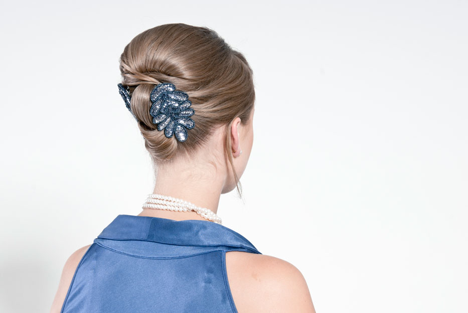 Modell mit klassisch gesteckter Hochsteckfrisur und dekorativem Accessoire – ideal für elegante Anlässe Modell mit klassisch gesteckter Hochsteckfrisur und dekorativem Accessoire – ideal für elegante Anlässe