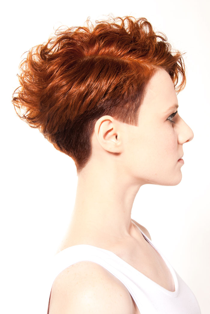 Asymmetrischer Kurzhaarschnitt für Locken — Bild 1