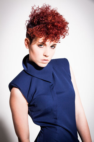 Frizzy – Lockenschnitt mit Undercut & Freehand — Bild 1