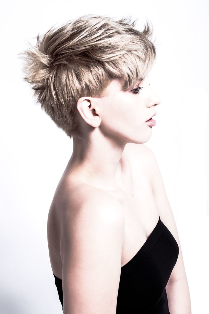 Fringy Chick – Kurzschnitt mit Undercut & vollem Pony — Bild 2