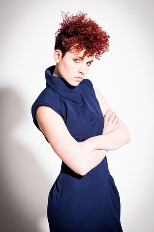 Frizzy – Lockenschnitt mit Undercut & Freehand — Bild 2