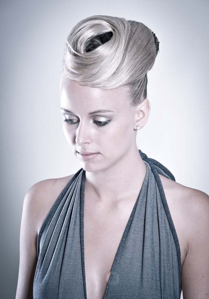 Avantgarde – Updo: Rolle aus hohem Ponytail — Bild 1