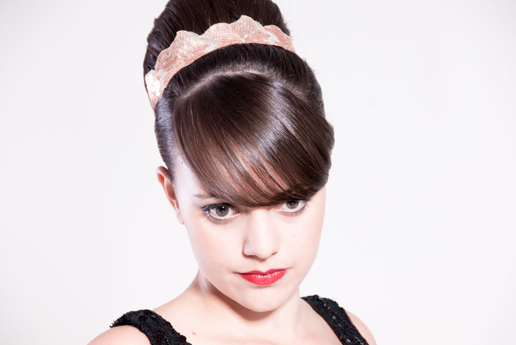 Tiffanie – Hochsteckfrisur im Hepburn-Stil — Bild 4