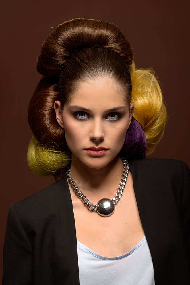 Avantgarde – Updo mit Tressen: falten & aufbauen — Bild 3