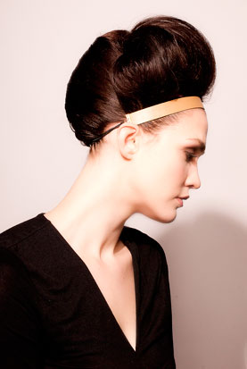 Highflow – hohe French Twist mit Haarband — Bild 1