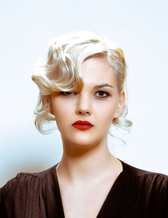 Wavy – Fingerwellen-Updo über hohem Haarknoten — Bild 1