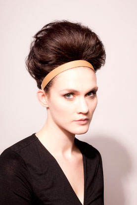 Highflow – hohe French Twist mit Haarband — Bild 2