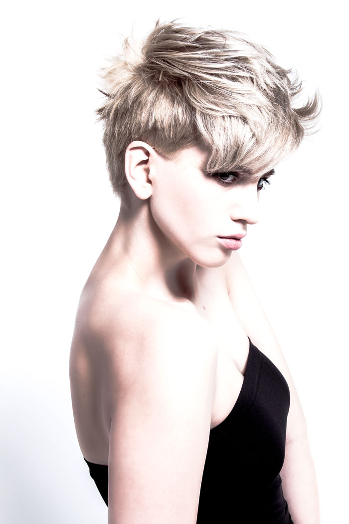 Fringy Chick – Kurzschnitt mit Undercut & vollem Pony — Bild 3