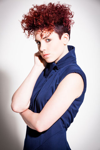 Frizzy – Lockenschnitt mit Undercut & Freehand — Bild 3