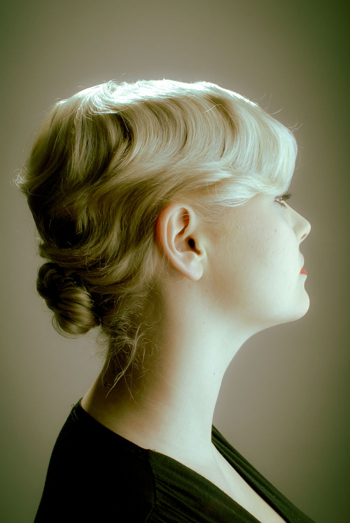 Hochsteckfrisur mit Wellen und Nacken-Chignon — Bild 2