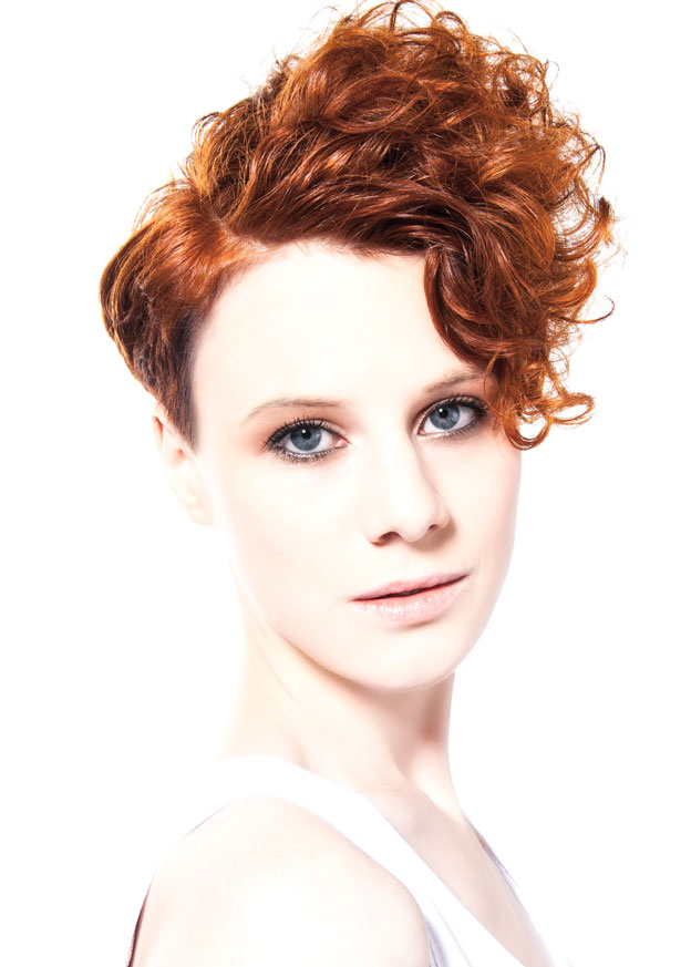 Asymmetrischer Kurzhaarschnitt für Locken — Bild 3
