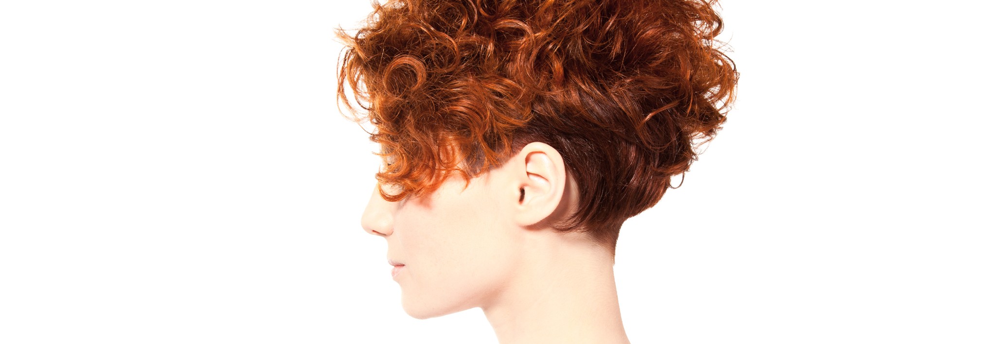 Asymmetrischer Kurzhaarschnitt für Locken