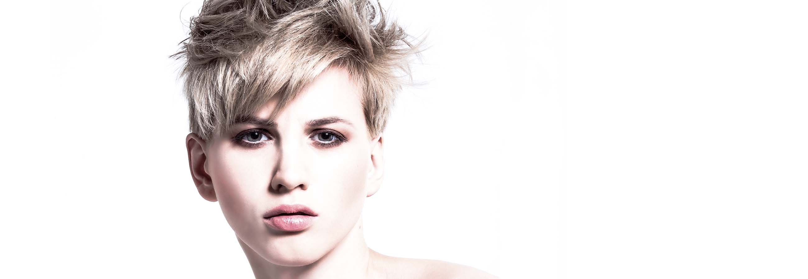 Fringy Chick – Kurzschnitt mit Undercut & vollem Pony
