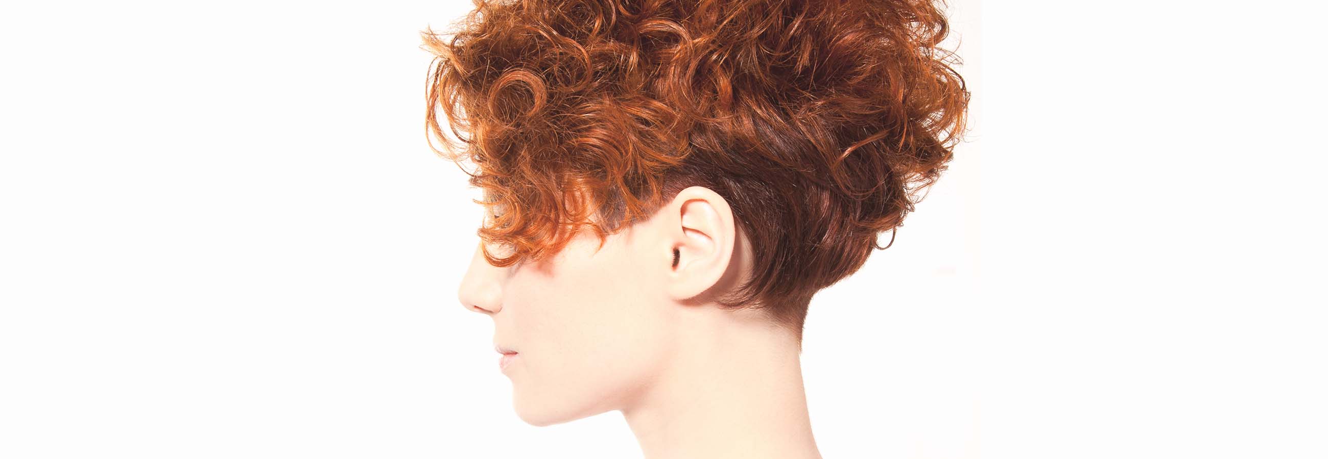 Asymmetrischer Kurzhaarschnitt für Locken