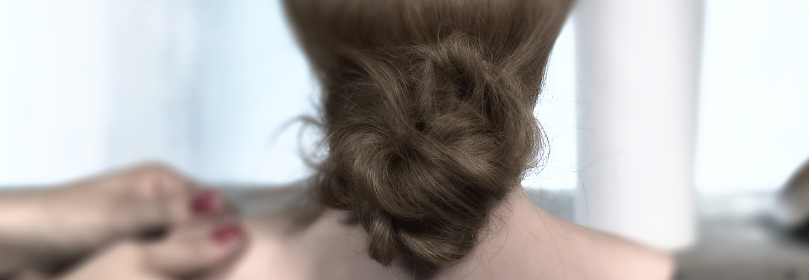 Getwistete Locken zum Knoten gedreht – Updo